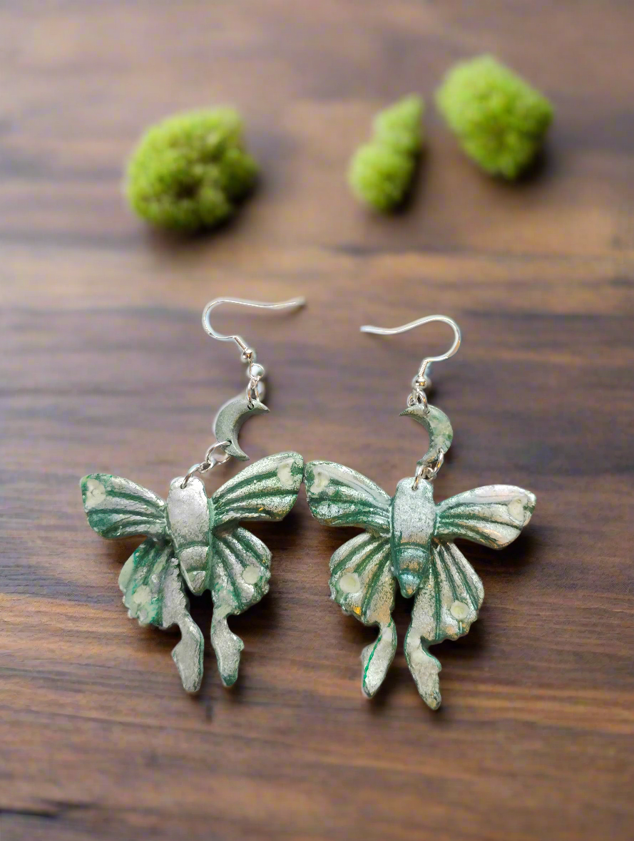 Green LUNA moth with moons