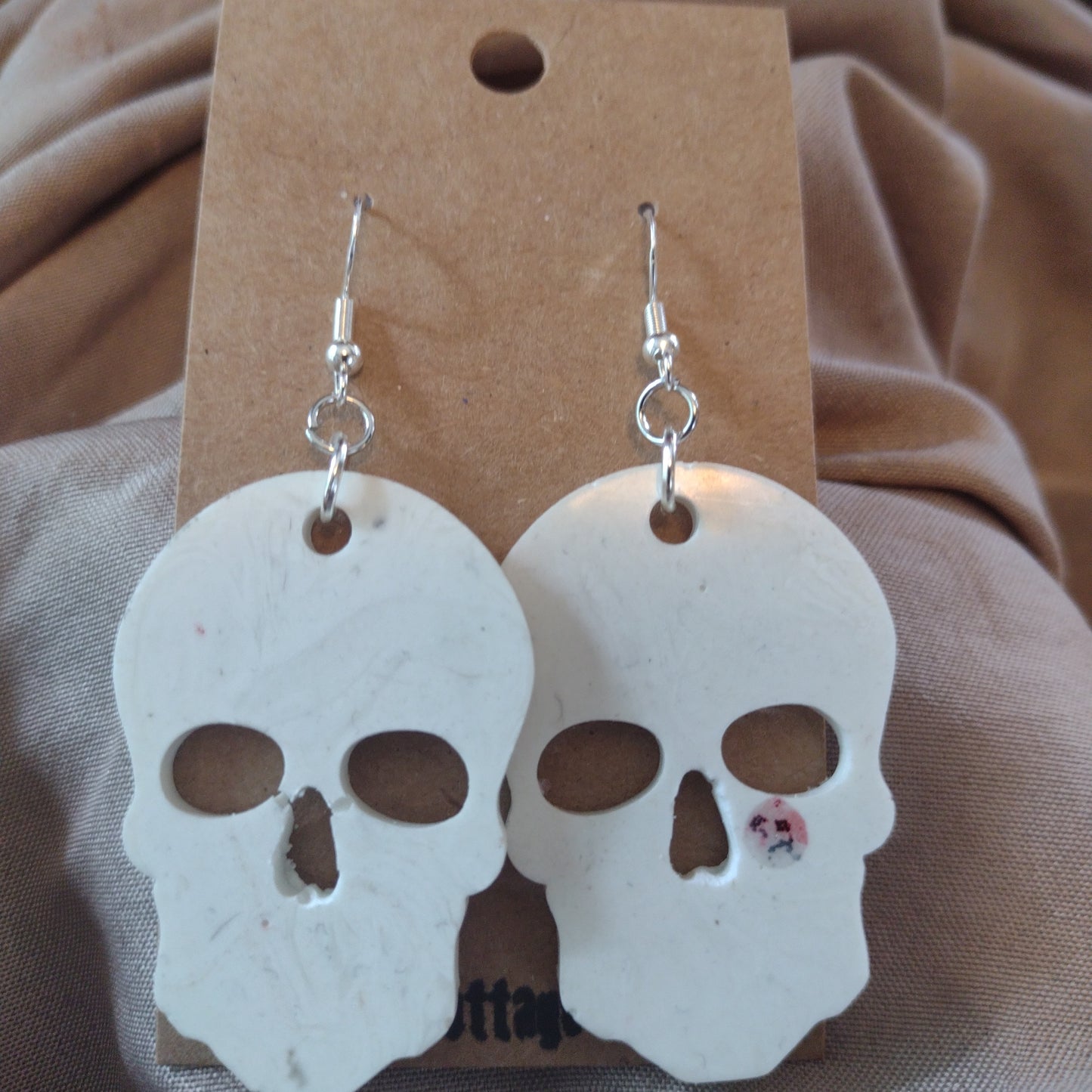 Holographic skulls dirty white