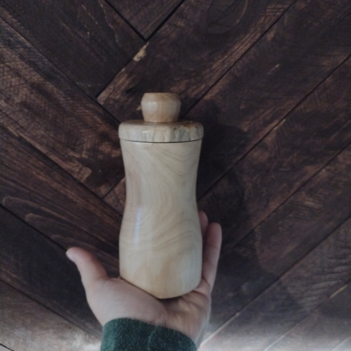 Wooden jar with lid