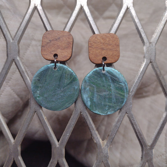 Green circle with square wood stud