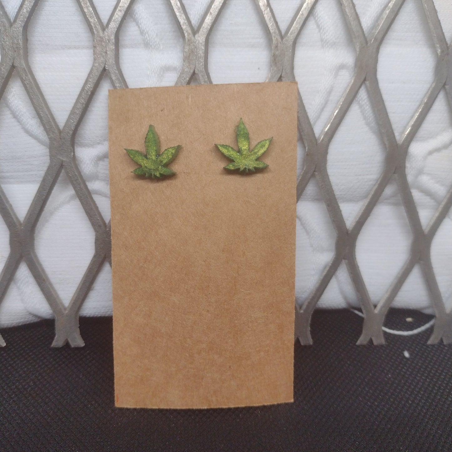 Green pot leaves