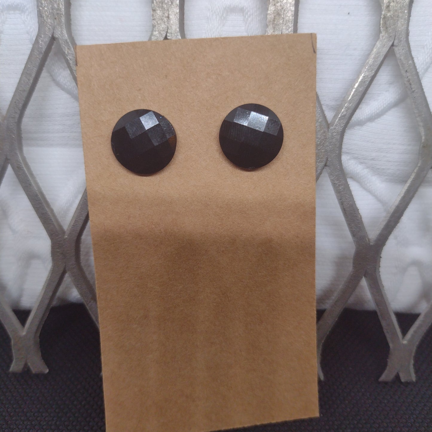 Black faucted circle