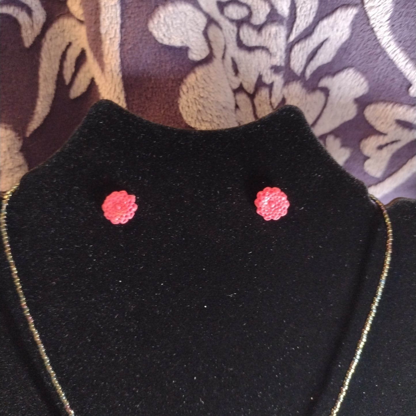 Geode pendant with gren seed bead neclacke. Stud earrings to match